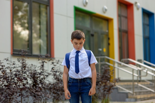 学校に行くバックパックを持つ少年