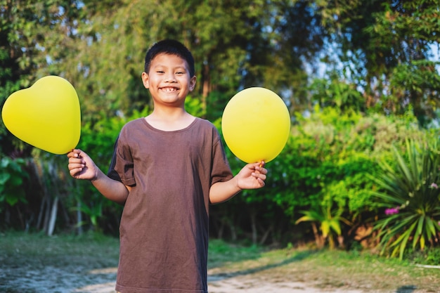 Мальчик с воздушным шаром на цвет. Празднование дня рождения