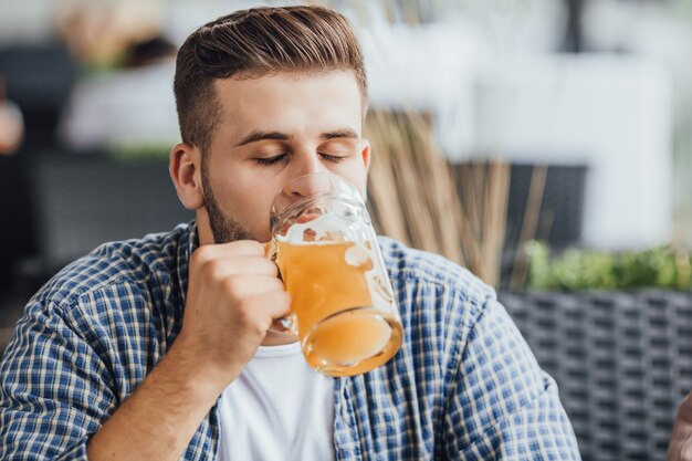 Ragazzo con birra, bevanda teesting.