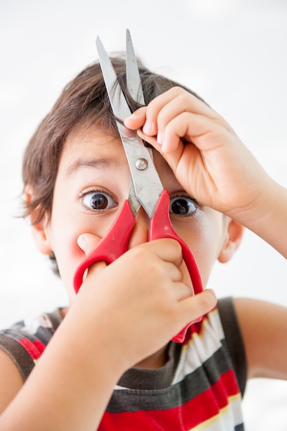 狂った髪のカットを持つ少年