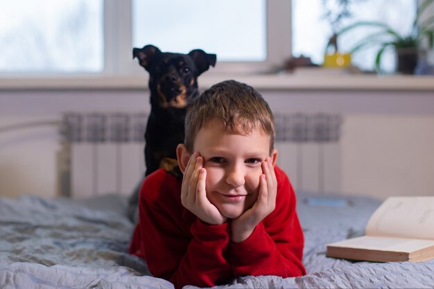 家で犬と休んでいる少年