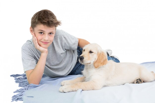 毛布に横たわっている犬の少年