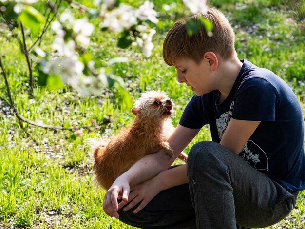 Foto ragazzo con il cane nel parco