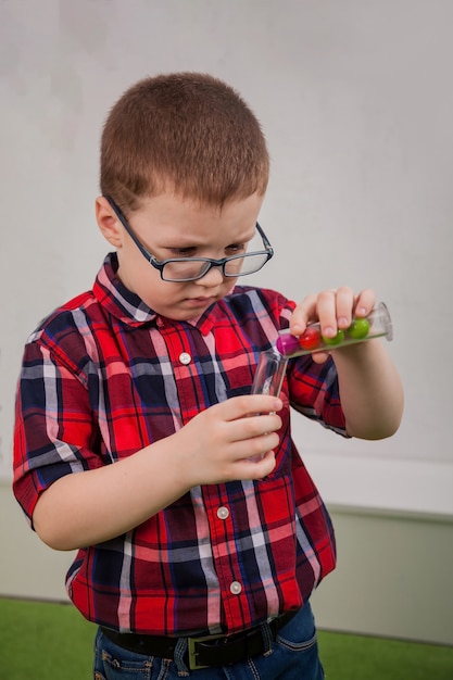 Ragazzo con gli occhiali come scienziato