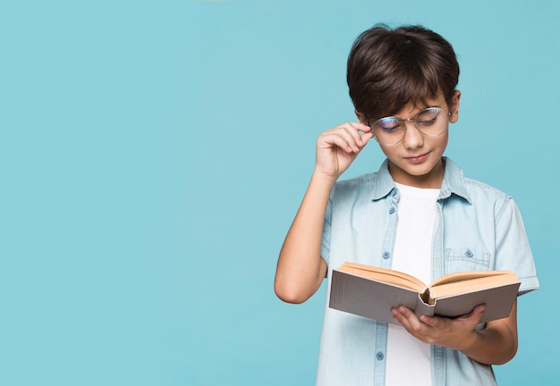 Photo boy with glasses reading time