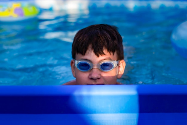 Foto ragazzo con gli occhiali per nuotare in piscina