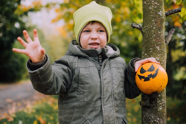 目でハロウィーンのカボチャを持つ少年恐怖の饗宴ハロウィーン