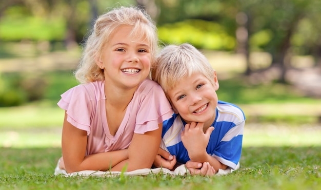 Мальчик со своей сестрой в парке