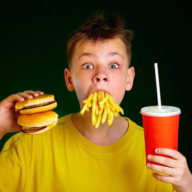 口の中で食事をしている少年