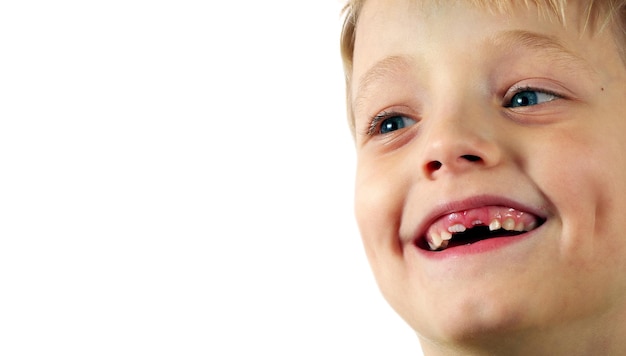 Foto un ragazzo con un dente mancante che ha la lingua rossa.