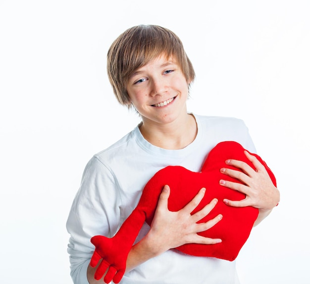 Foto ragazzo con cuore rosso