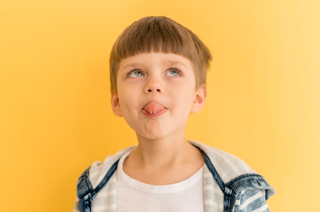 Foto ragazzo con la lingua fuori