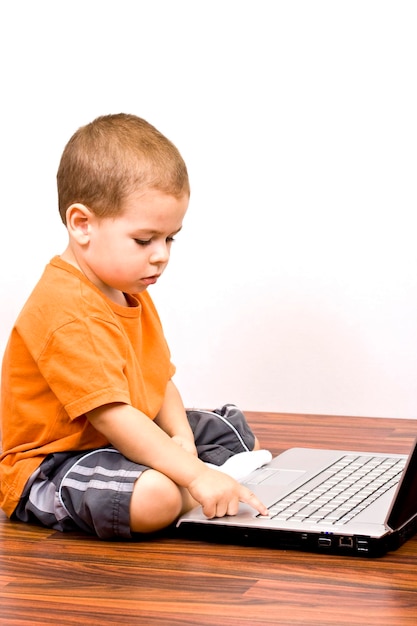 Ragazzo che lavora con il computer portatile