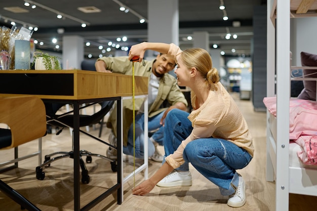 Foto fidanzato e fidanzata che acquistano un tavolo per la casa