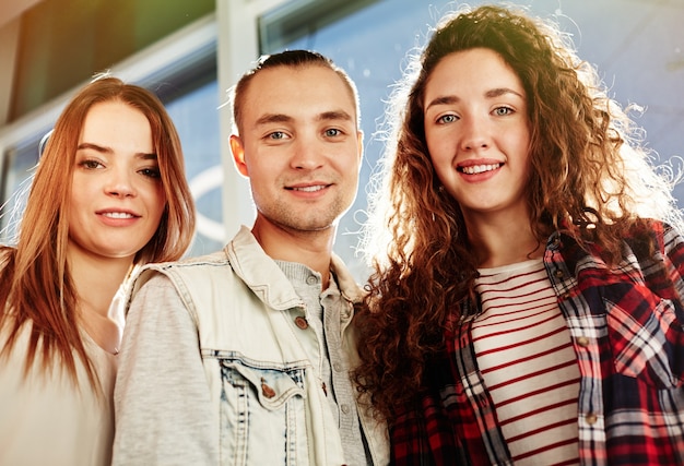 Foto fidanzato felice trentadue denti espressione bello