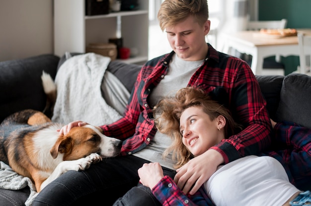 Foto ragazza e cane della tenuta del ragazzo