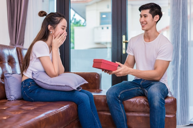 Boyfriend surprising girlfriend with present