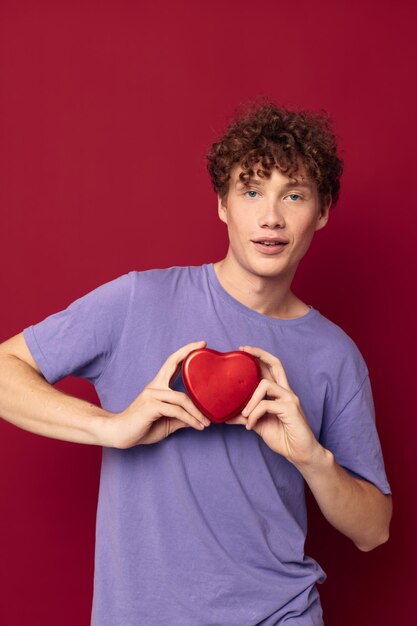 Фиолетовая футболка бойфренда подростка в форме сердца