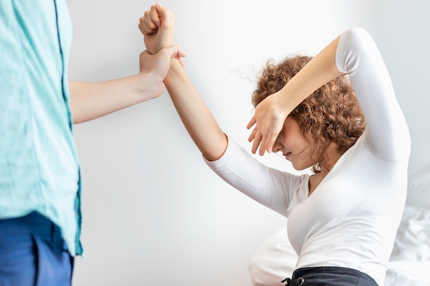 Foto i fidanzati caucasici hanno aggredito gravemente la sua ragazza. il concetto di violenza.