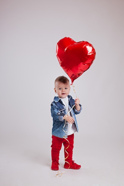 Boyon een wit met een ballon rood hart