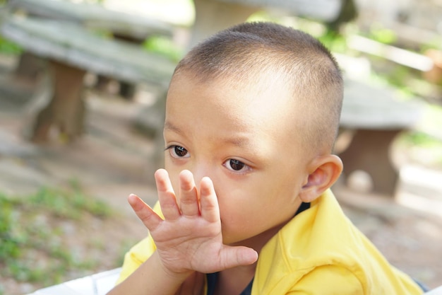 男の子は退屈しています