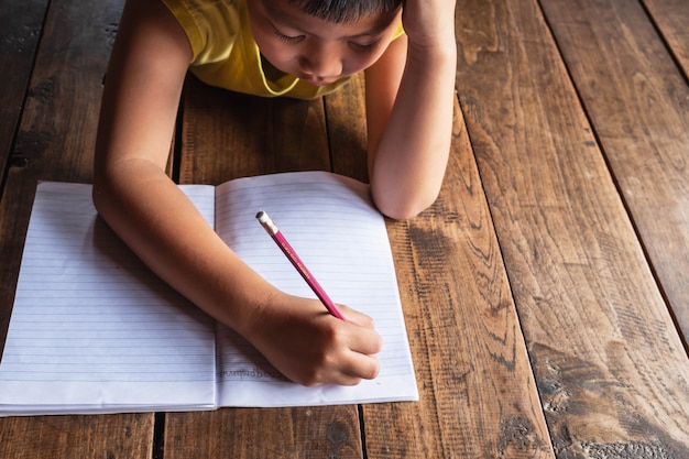 男の子は学習について強調されています。