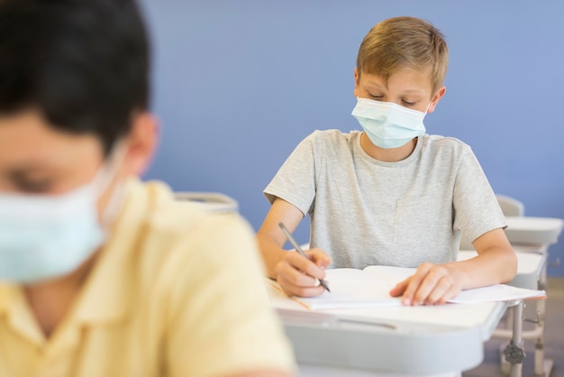 Foto ragazzi in classe con le maschere