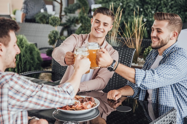 Foto i ragazzi passano del tempo al bar con l'orso.