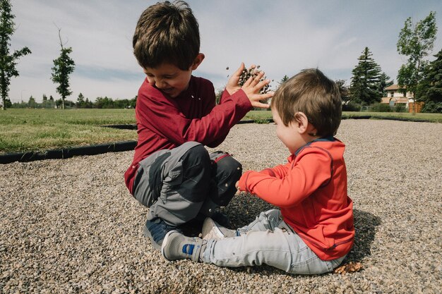 Foto amici ragazzi a riva