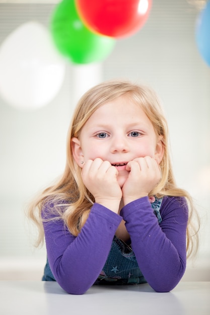 誕生日パーティーを楽しんでいる男の子と女の子