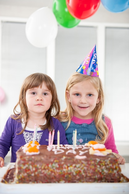 誕生日パーティーを楽しんでいる男の子と女の子