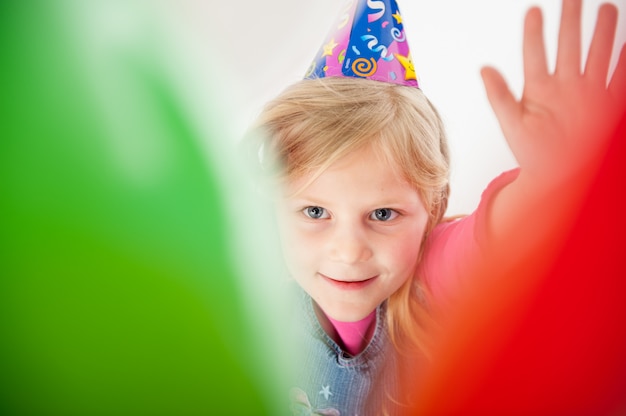 誕生日パーティーを楽しんでいる男の子と女の子