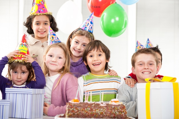 Foto ragazzi e ragazze che godono della festa di compleanno