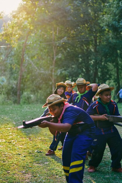 写真 校服を着た少年たちがフィールドで遊んでいる