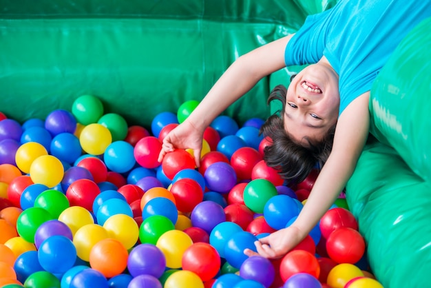 ボールルームで遊ぶ男の子