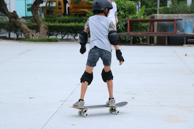 スケートボードの男の子