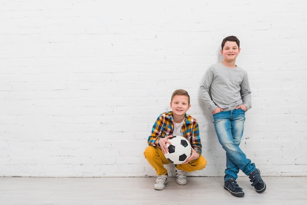 写真 サッカーボールを持つ少年