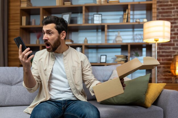 Boze bedrogen man thuis met telefoon en verpakt pakket ontvangen ruzie aan de telefoon terwijl hij online praatte