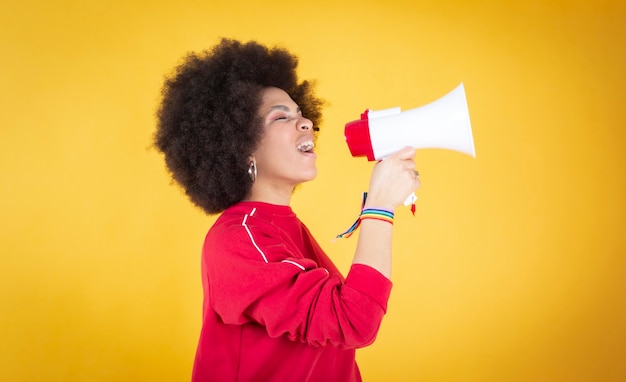 Boze dappere jonge Afrikaanse vrouw staande vuist verhogen en schreeuwen.