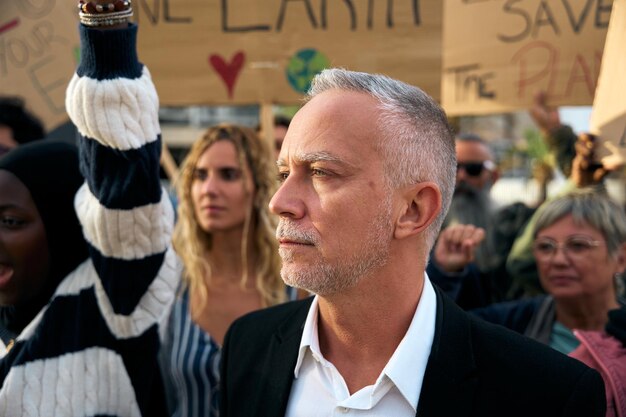 Boze en opstandige man en protesteert met een megafoon bij een demonstratie tegen klimaatverandering