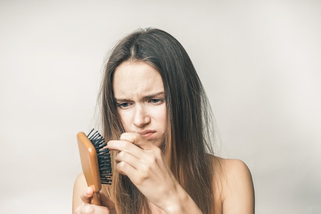 Boze geliefde vrouw met verloren haren in de hand