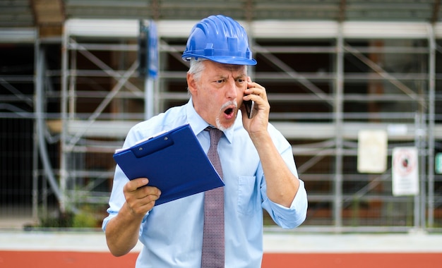 Boze hogere ingenieur die bij de telefoon schreeuwt