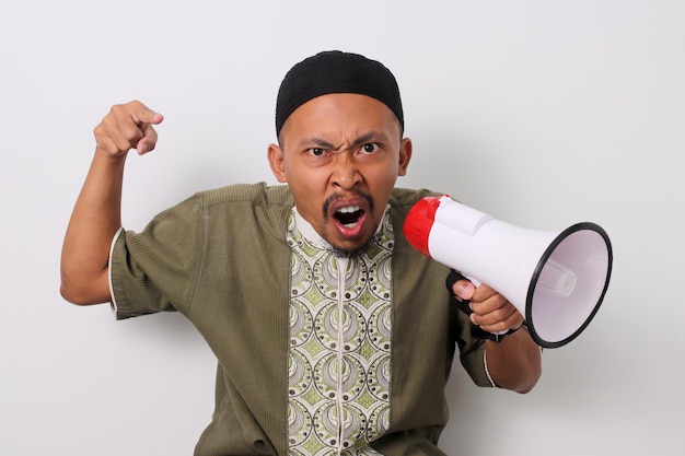Boze Indonesische man schreeuwt aankondiging houdt megafoon vast