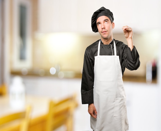 Boze jonge chef-kok poseren