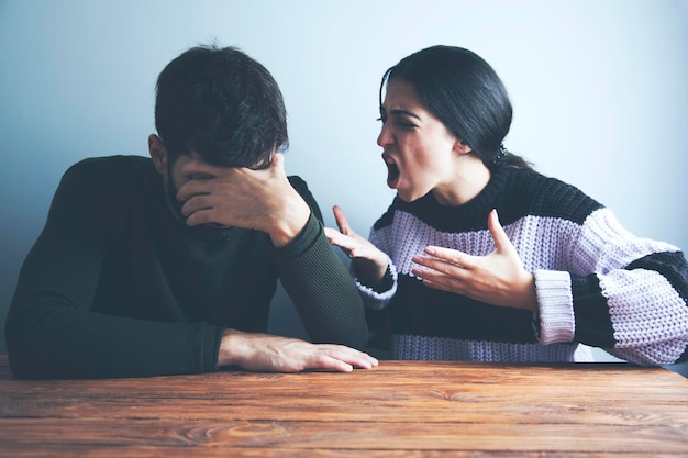 Boze jonge vrouw ruzie met man