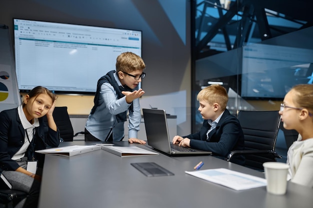 Boze kleine baas die op het werkteam schreeuwt