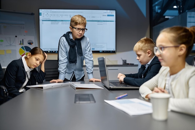 Boze kleine baas die op het werkteam schreeuwt