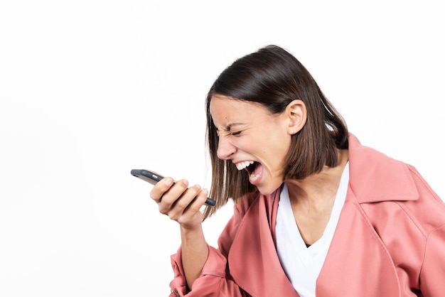 Boze Latijns-vrouw schreeuwen naar haar mobiele telefoon.