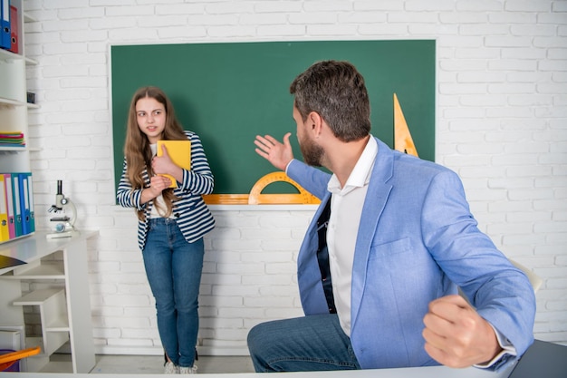 Boze leraar die tegen kind schreeuwt bij schoolbordagressie