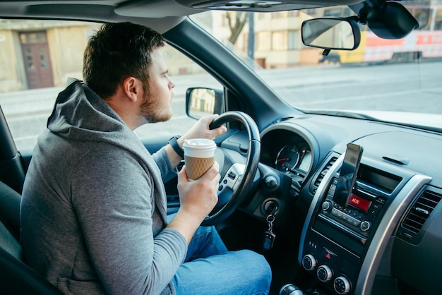 Boze man auto rijden en koffie drinken verkeer ineenstorting levensstijl